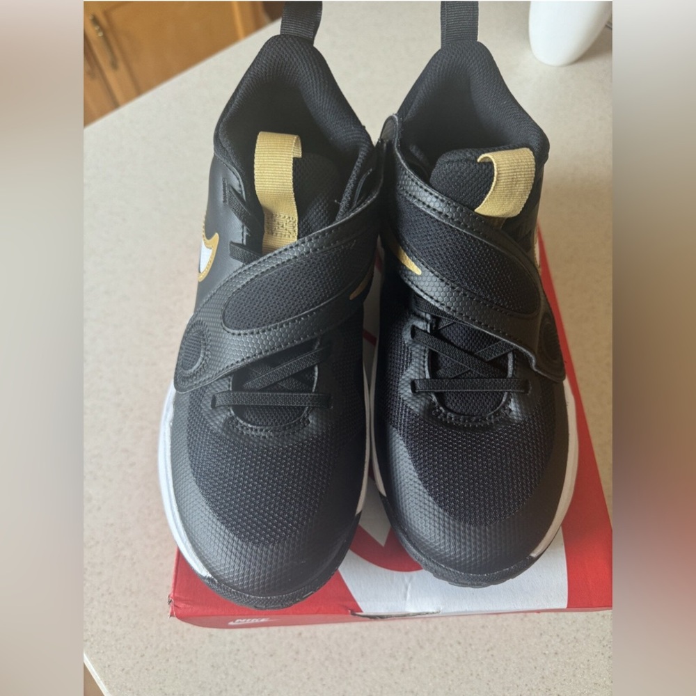 Nike Team Hustle D 11 Big kid's shoes